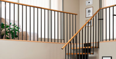 A landing area with robust and stylish banisters, combining wooden handrails and metal balusters for a modern touch.